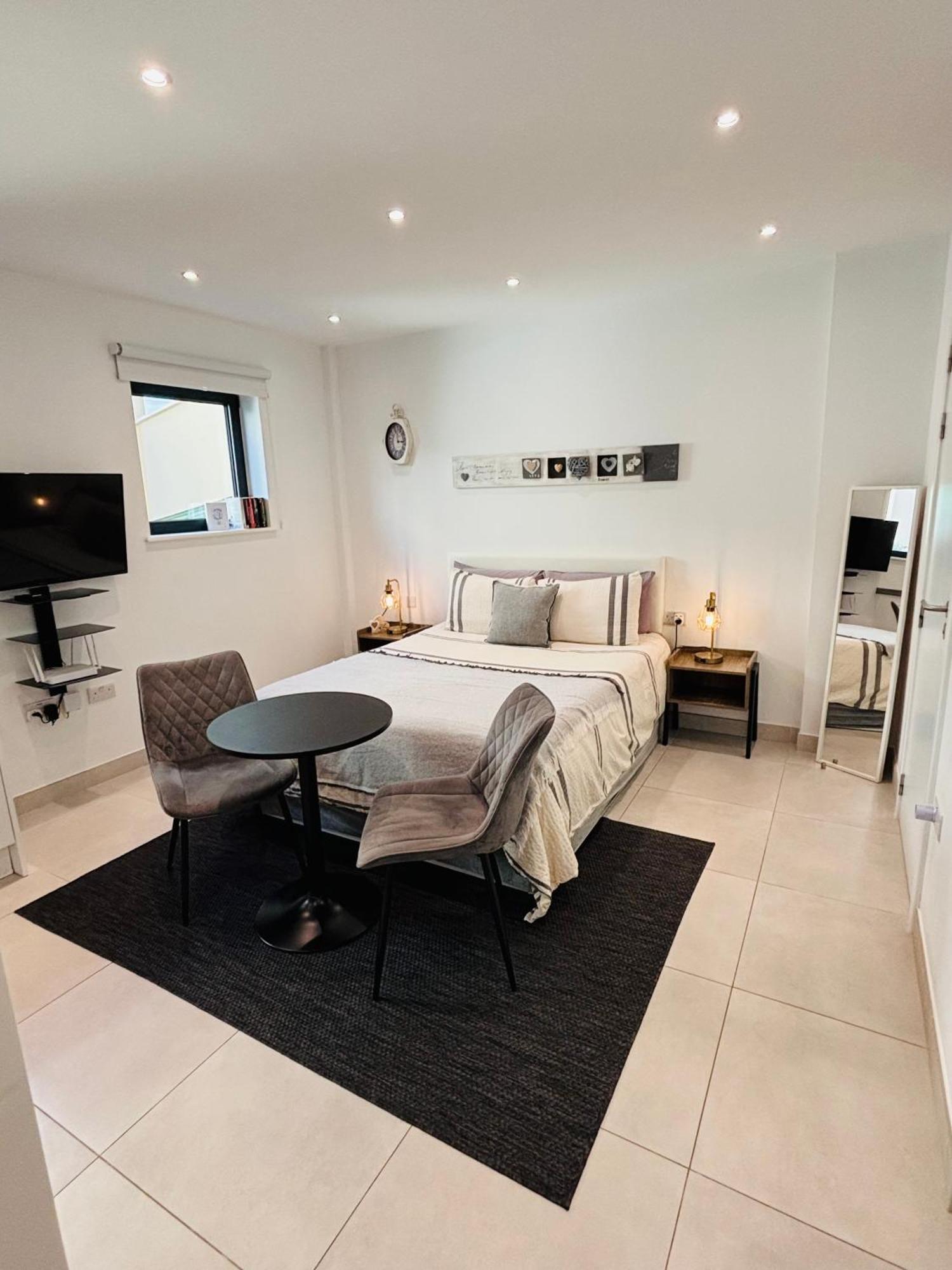 Gibraltar Central Suites Exteriör bild